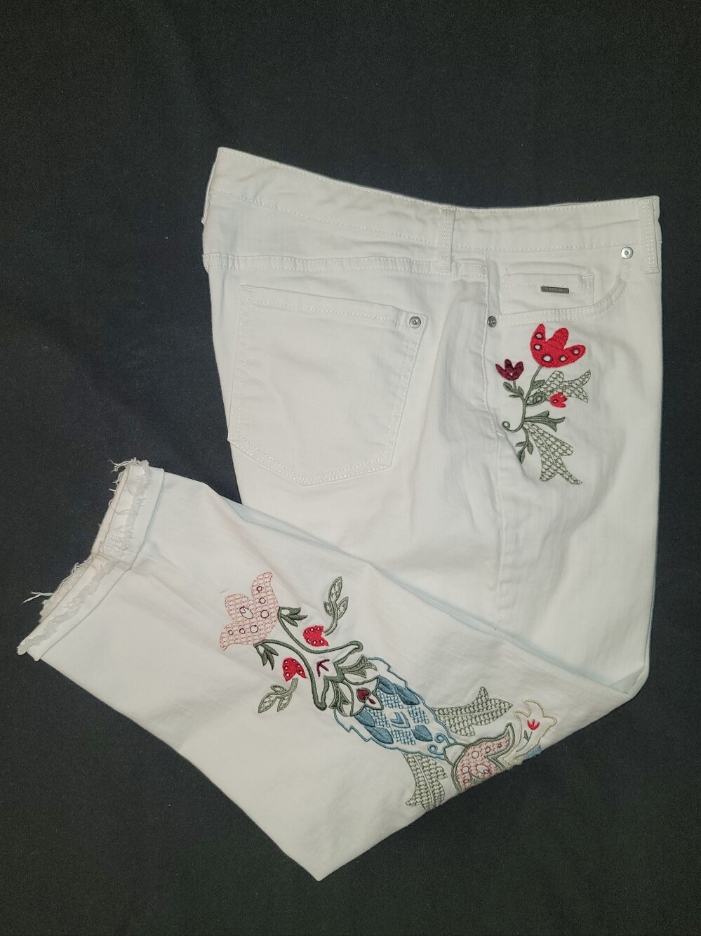 Nine West White Cropped Jeans with Multicolor Floral Embroidery